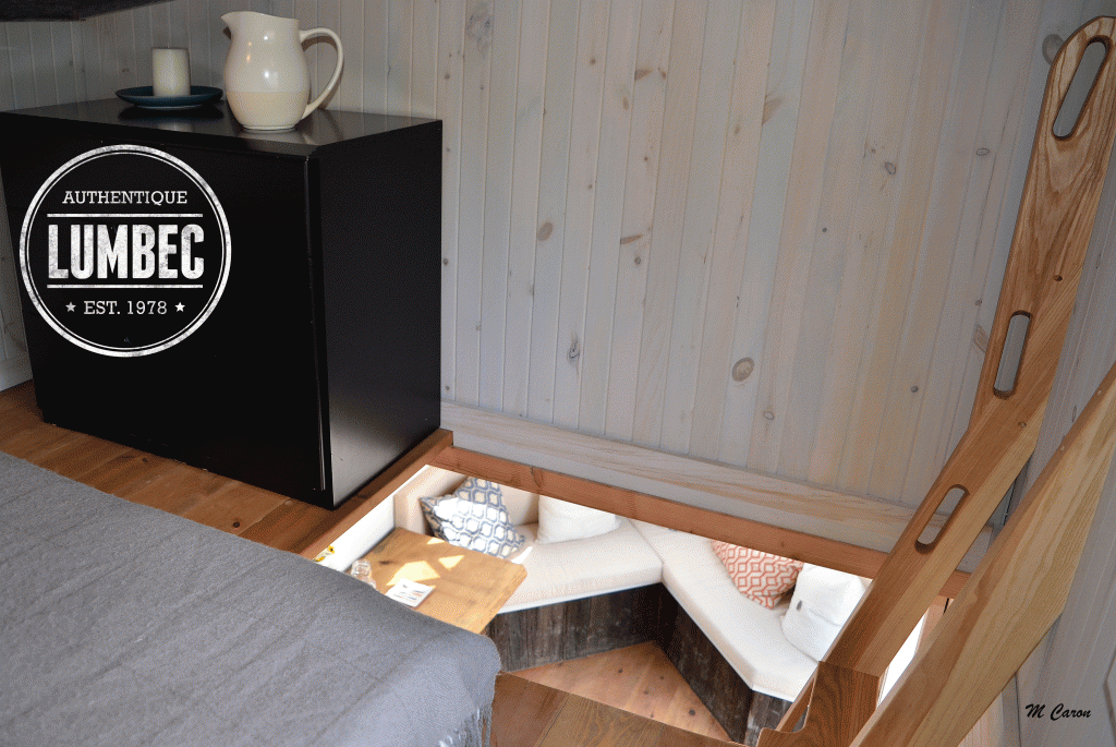 La mezzanine offre assez d'espace pour l'installation d'une commode pour le rangement. 