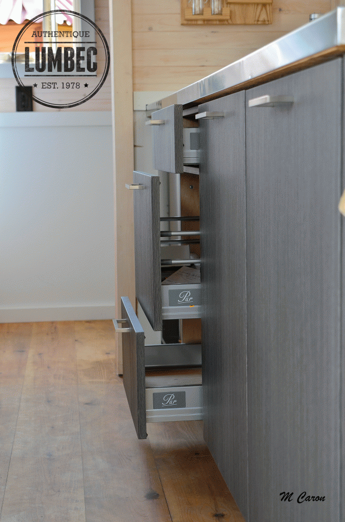 L'ajout de tiroir ajoute du rangement de qualité. 